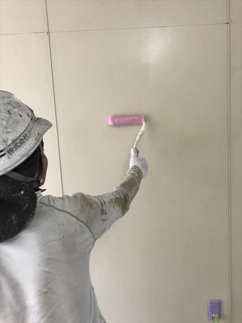 物置の下塗り
