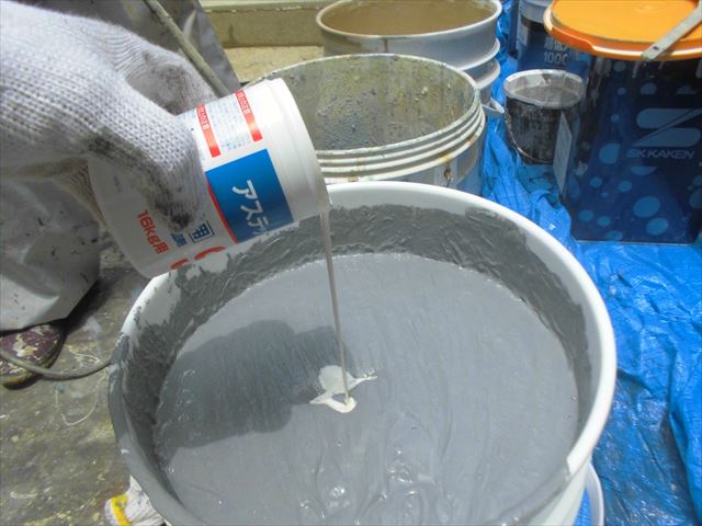 外壁の上塗り、防カビ剤投入