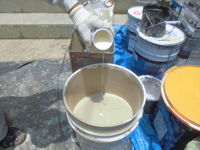 春日井市篠木町でガイナの上塗り材に防カビ剤を投入、塗装です。