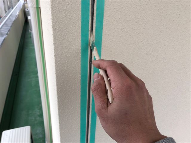 専用のプライマーの塗布です