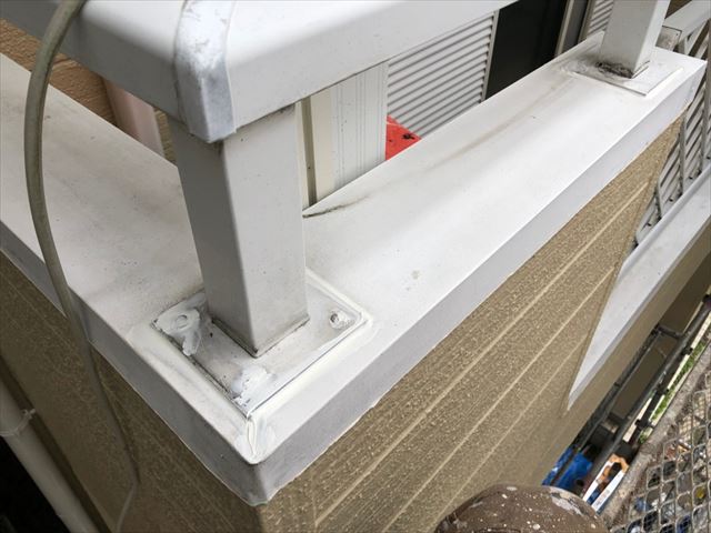 ベランダの手すりの塗装です