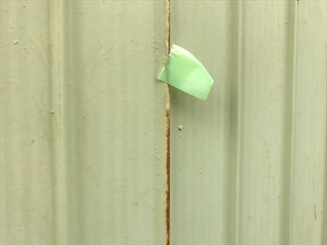 トタン外壁の継ぎ目のサビ