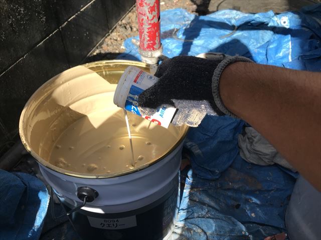 春日井市高座台で上塗り缶に防カビ剤アステックプラスＳを投入！