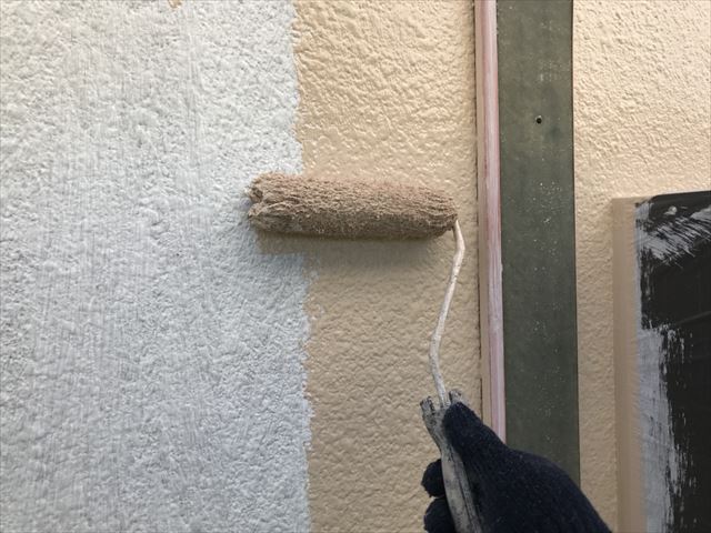 外壁の中塗り塗装です