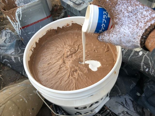 上塗り缶に防カビ剤投入します