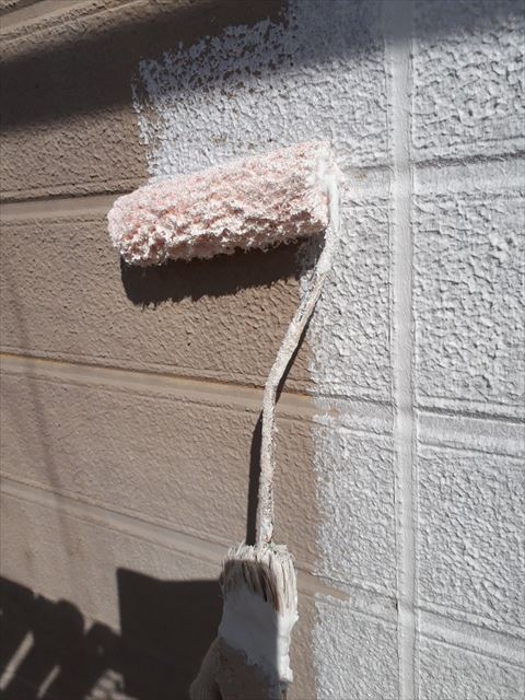 外壁の下塗り塗装です