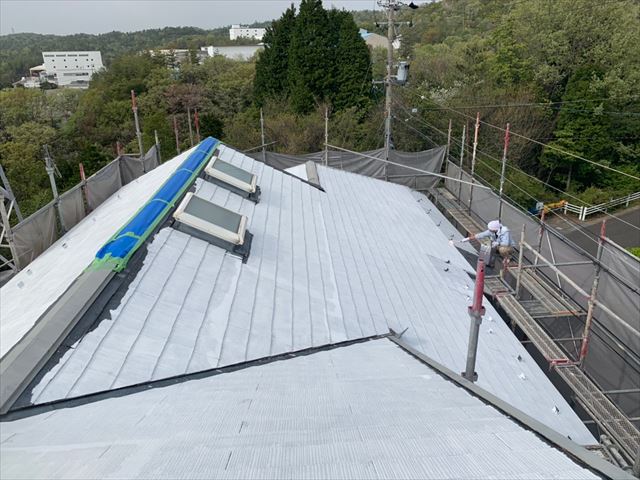 屋根の下塗りです