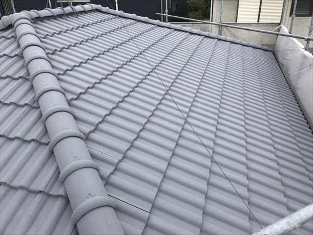 屋根の中塗り塗装です