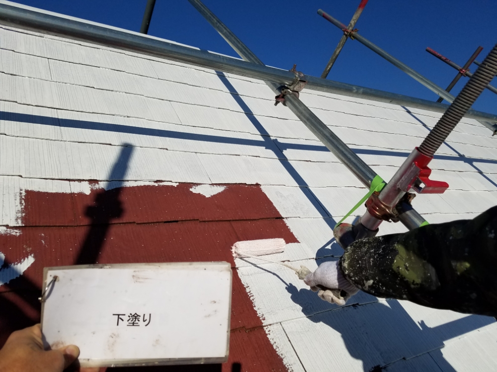つくば市で金属サイディングの外壁塗装！スレートと板金屋根の下塗り工事の様子です。