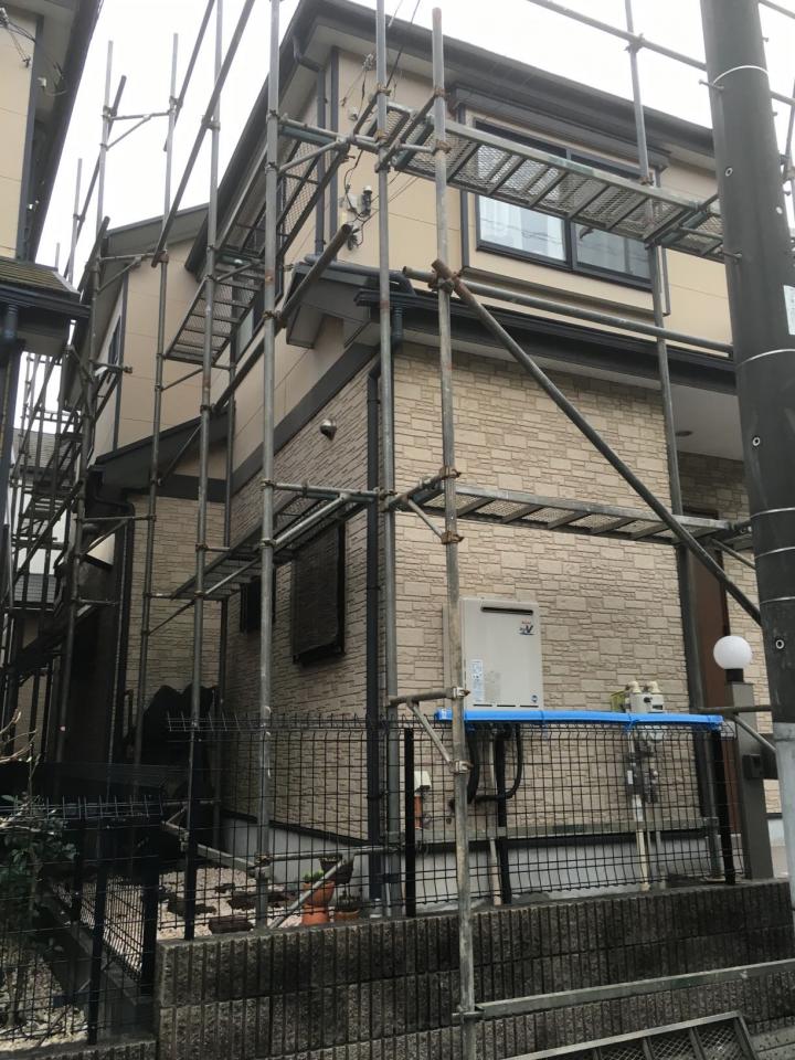 石岡市で行った、二階建住宅の屋根・外壁塗装の様子です。