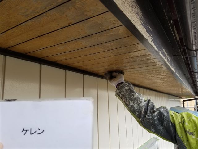 土浦市、軒天の表面が湿気で浮いてます！下処理と防カビ塗装で綺麗を取り戻します