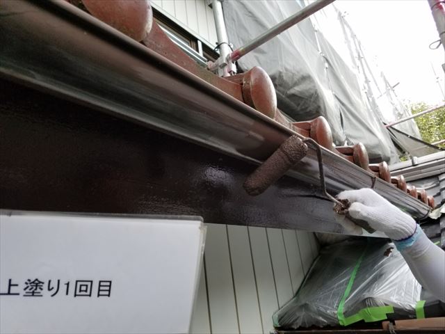土浦市の外壁塗装現場。雨戸・戸袋・雨樋をブラウンカラーで塗装しました
