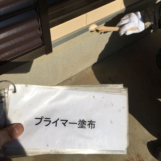 かすみがうら市で家の基礎回りにある水切り塗装。塗装完了後に窓やサッシ周りの拭き掃除をします