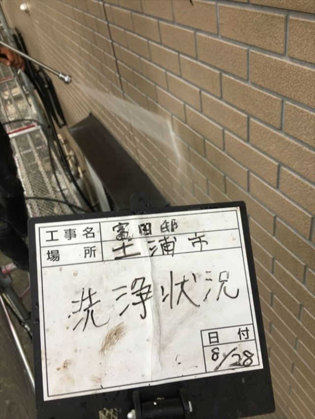 土浦市で外壁の水洗いとコーキングの施工を行いました。