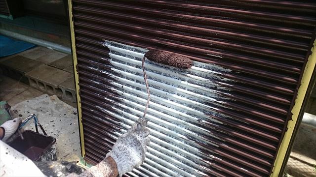 阿見町で外壁塗装。雨戸塗装で防水性UP！艶のある仕上がりに。