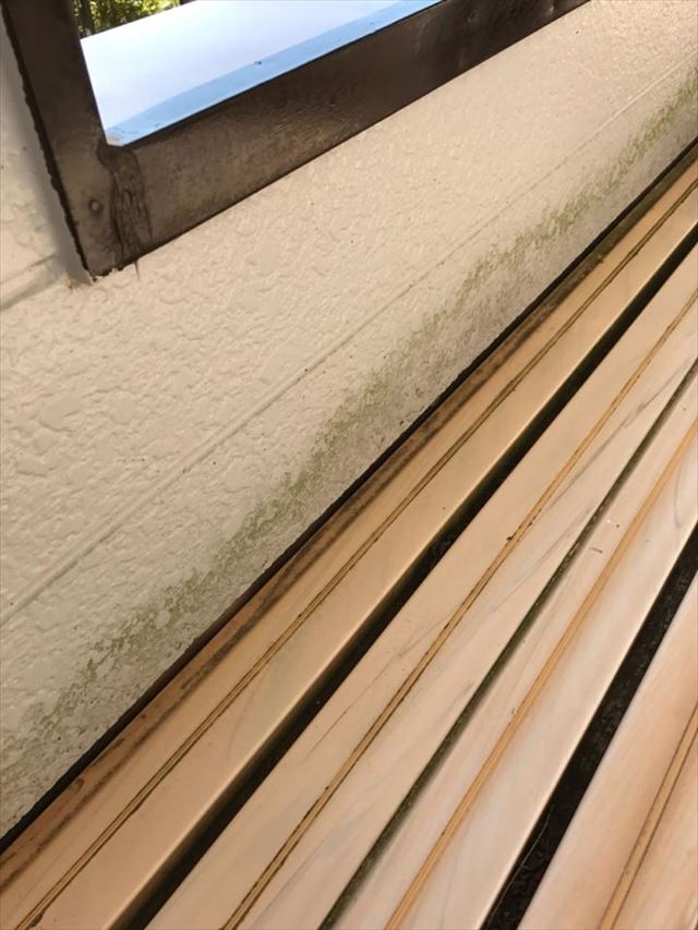 土浦市内の汚れたベランダ、壁のひび割れの現場調査に行きました