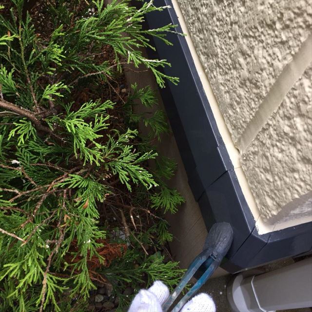 土浦市で、家を雨水から守る水切りの塗装を行いました。