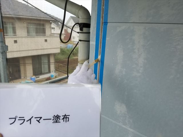 石岡市での外壁・屋根他塗装工事、コーキング打ち込みの様子です