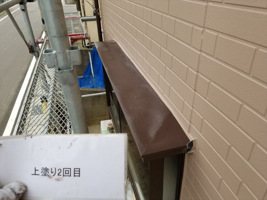 つくば市にて霧除け、玄関庇、ベランダ笠木等の塗装上塗り2回目