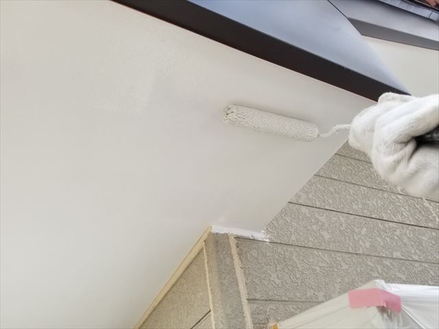 石岡市での外壁塗り替え工事。軒天の塗り直しの様子です！