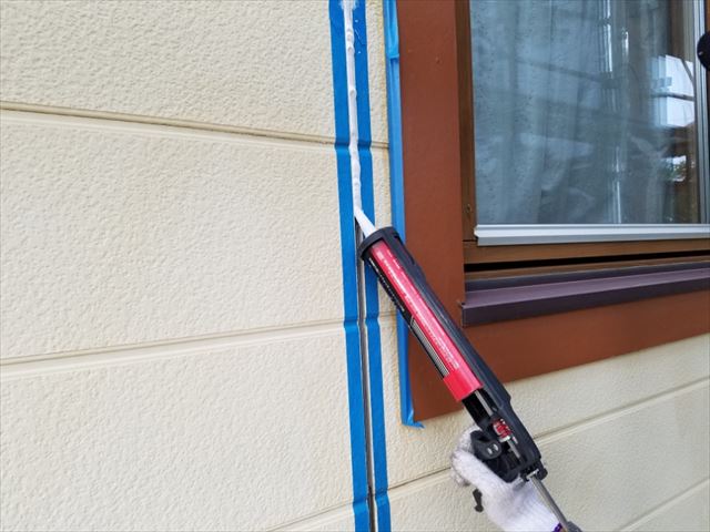 石岡市のスウェーデン造りの家に、新しいシーリングを打ち込みました