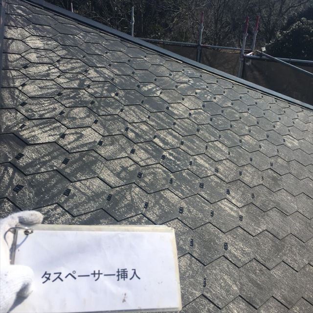 神栖市で屋根の塗装を行い、コロニアル屋根には必ずタスペーサーを使用