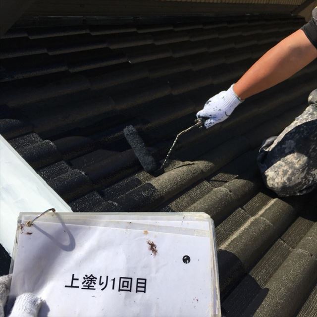 土浦市でモニエル屋根瓦の塗り直し。中塗りの様子です！