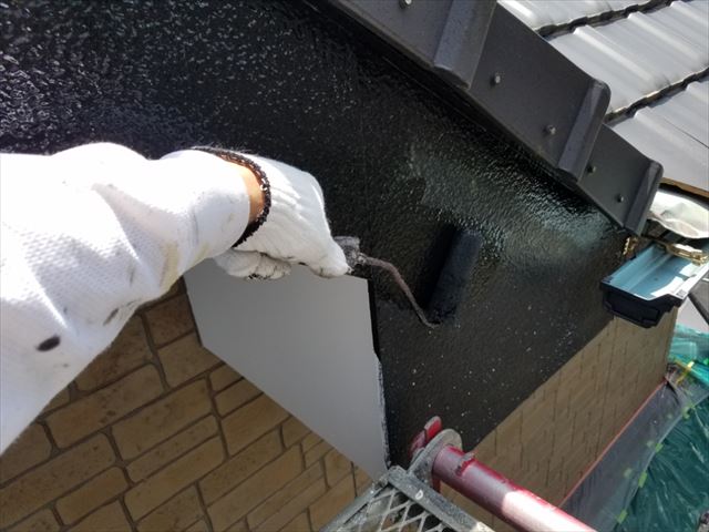 石岡市塗装現場、破風板と雨樋の塗装