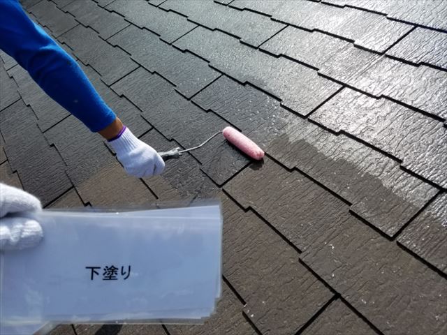 石岡市で屋根の下塗りと中塗りを行い、タスペーサーを挿入しました！
