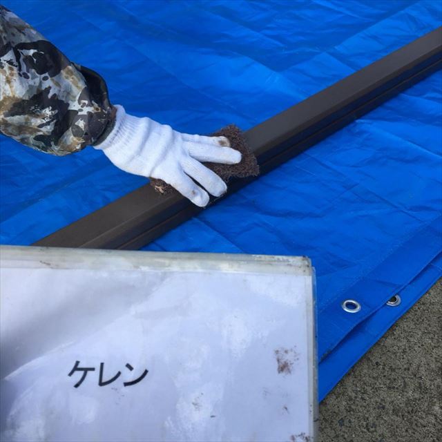 行方市、ログハウスの塗装現場！雨樋の塗装を行い、全ての工程が完了です！
