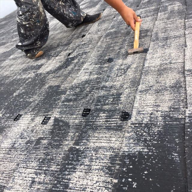 潮来市の外壁塗装現場。浮いてしまったスレート屋根の棟板金の釘補修と屋根塗装！