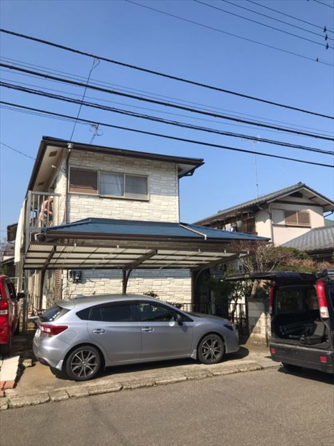 つくば市現場、屋根板金補修と傷んだ木部格子と霧除けの塗装を行いました。