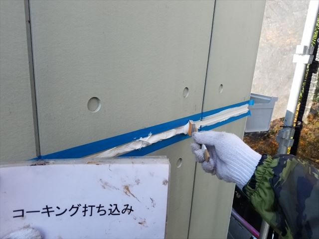 土浦市のテナントビル、シーリングの打ち替えを行いました。