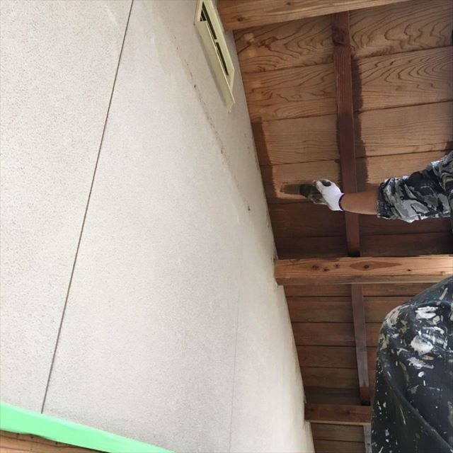 行方市で洗浄した軒に木部専用塗料を使い塗装を行いました。