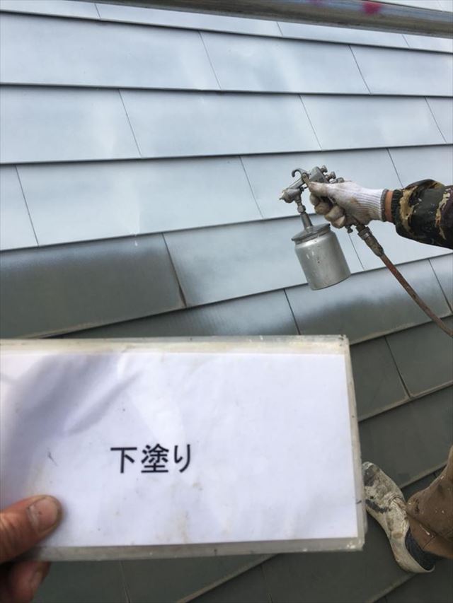 行方市、ログハウス塗装現場！板金屋根に遮熱塗料を吹き付けて暑さ対策もバッチリです☆