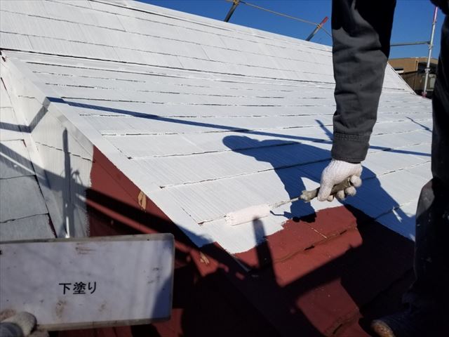 石岡市で屋根を塗装！下塗りは、表面に膜を作るためにも二回塗装！！