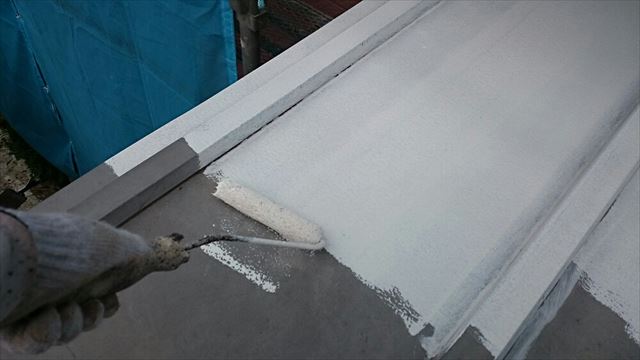 阿見町、塗装現場！瓦棒（かわらぼう）の下屋根（げやね）を塗装！