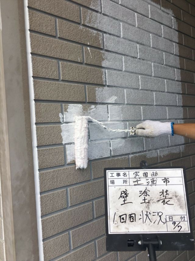 土浦市で外壁の下塗りから上塗りの塗装行い塗料の攪拌について