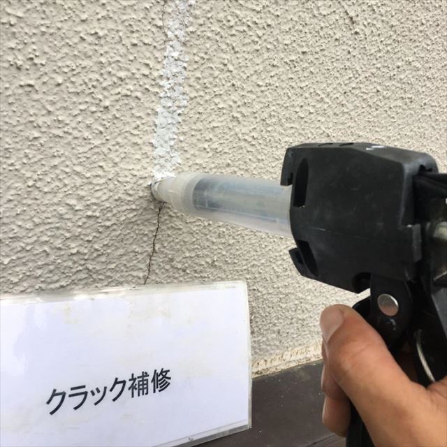 潮来市のお客様宅の外壁の注入作業と屋根の釘頭補修
