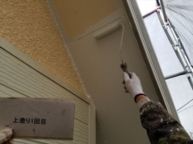 石岡市の物件で軒天、外壁の塗装を行い破風板は、塗装前にケレン