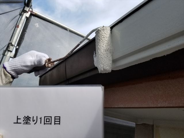 石岡市、スウェーデン造りの家の雨どいを塗り替えました！