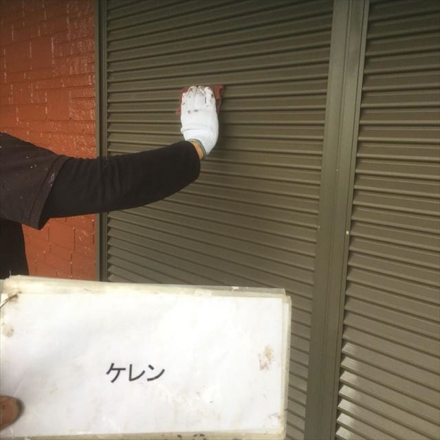 阿見町で、外壁・付帯部塗装工事に伴う雨戸塗装を行いました