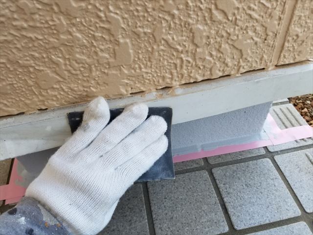 石岡市での外壁塗り替え工事。水切りの塗り直しの様子です。