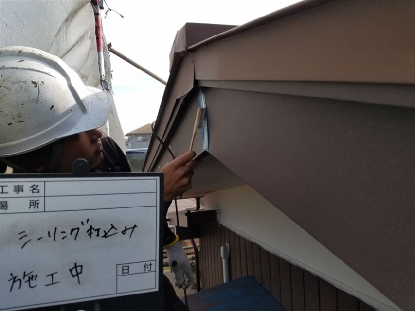 土浦市で外壁漆喰のひび割れを修理！軒天と外壁の間にできている隙間も直します