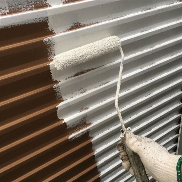 築41年！かすみがうら市の塗装現場。サビだらけの雨戸に防サビ塗装していきます