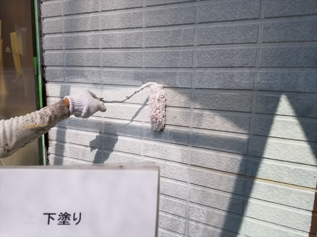 石岡市の塗装現場。サイディング外壁をツートンカラーで遮熱塗装！