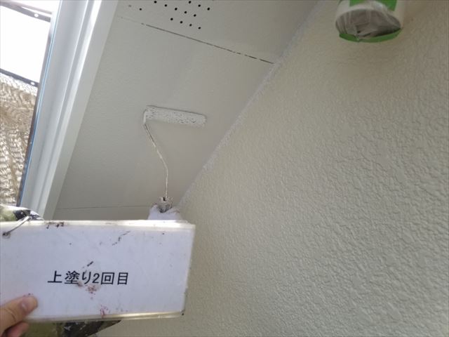 石岡市で軒天などの塗装を行いました！上塗りもしっかり施工