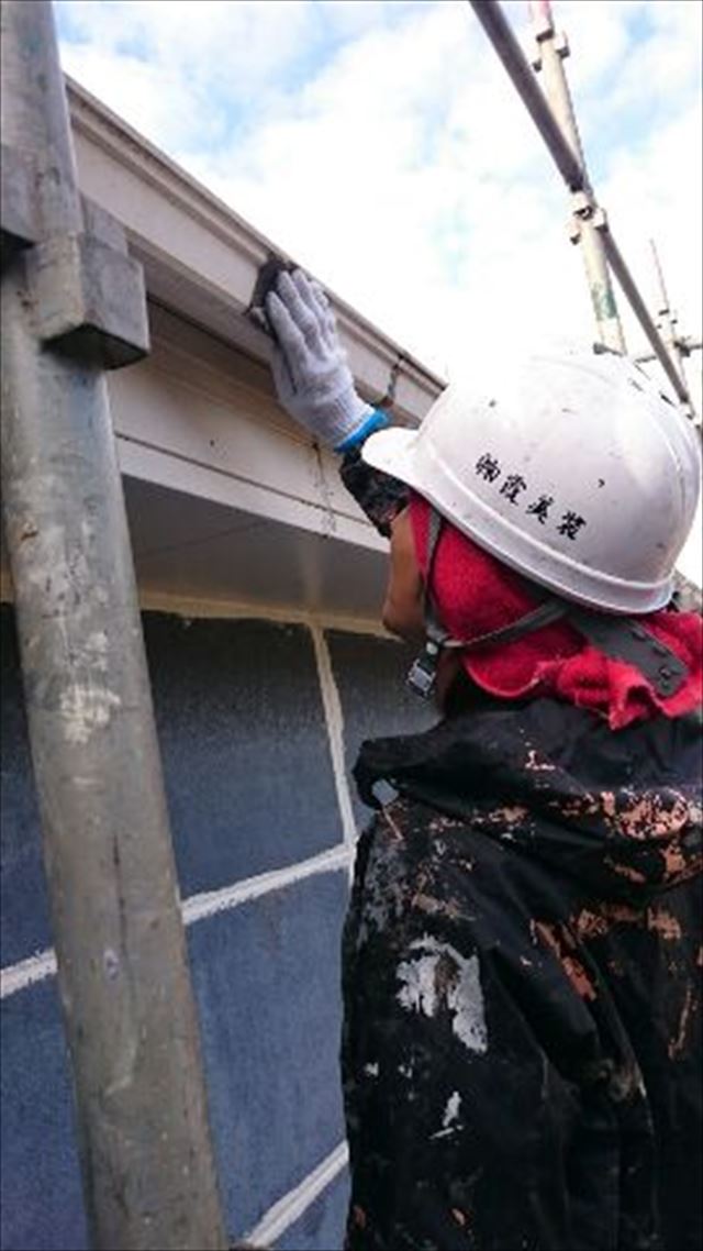 石岡市で、付帯部の雨樋と破風板をハケで塗装をしました。