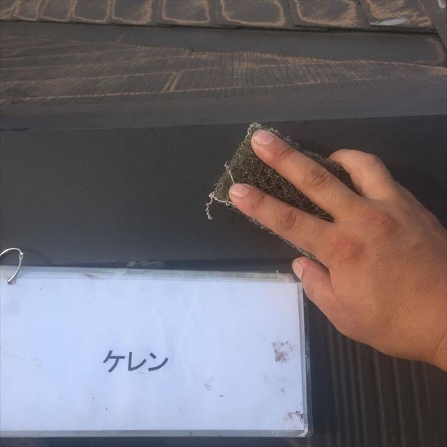 潮来市で屋根塗装！スレート屋根の瓦と板金部分は下塗り材を変えて塗装しました