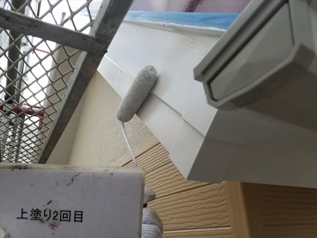 石岡市で破風板と雨樋と鉄部の上塗りを行いました。
